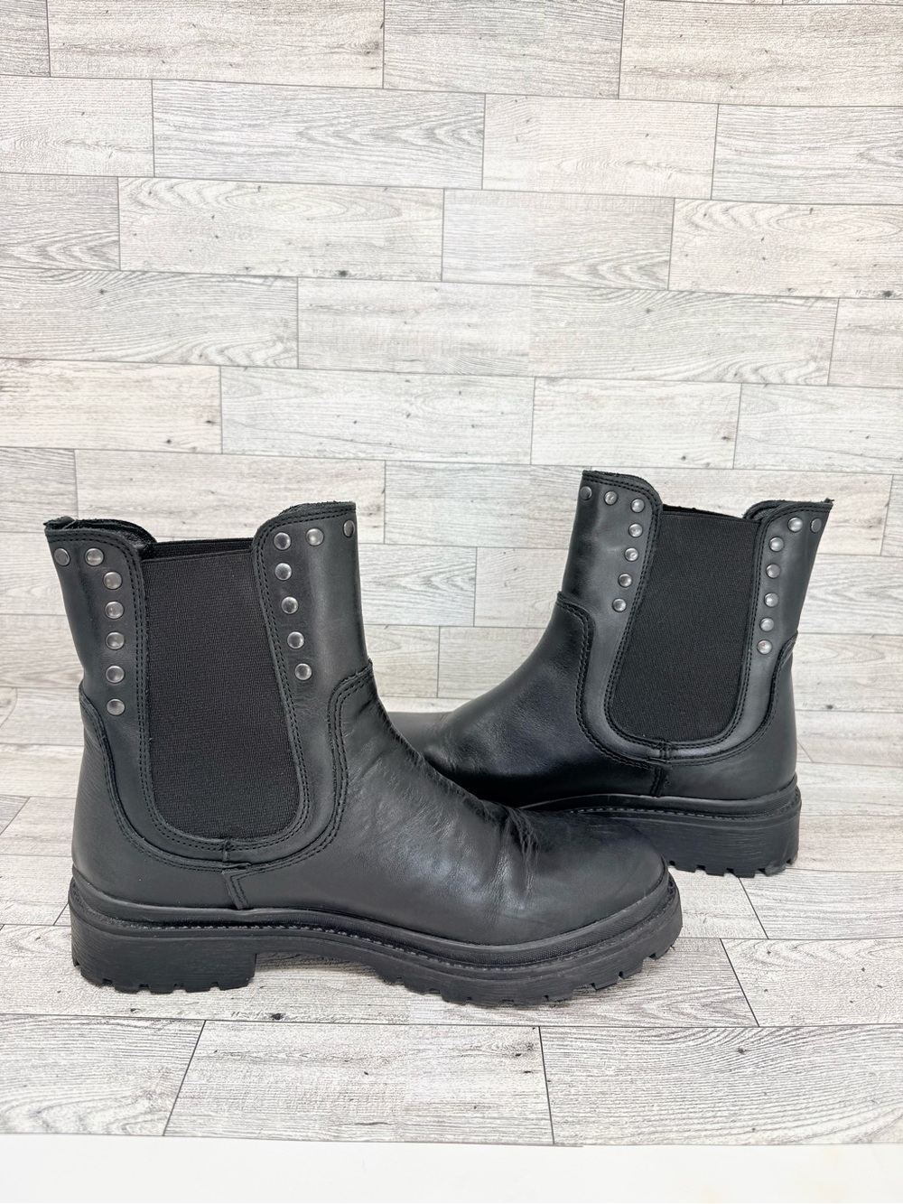 Black Leather Chelsea Boots with Stud Accents Sz 40/9-9.5 Woman’s - Picture 3 of 8